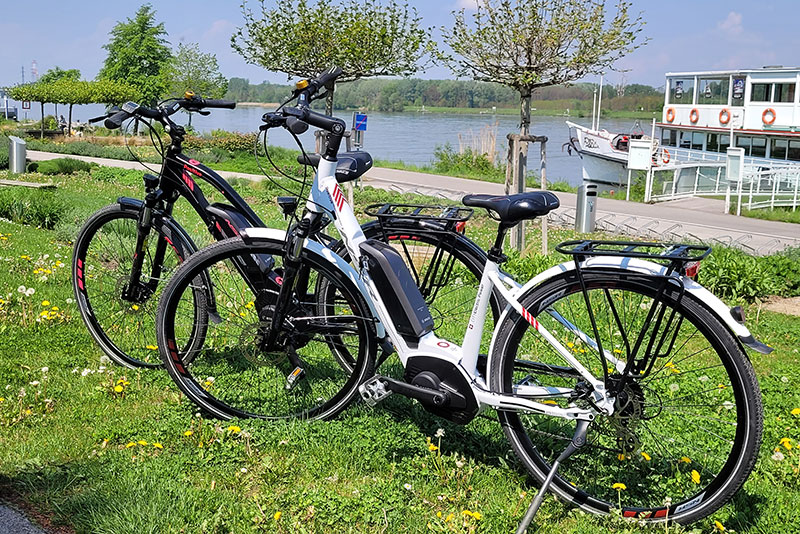 Zwei E-Bikes bei der Picknickwiese an der Donaulände
