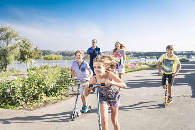 Kinder mit einem Roller am Donauradweg in Tulln