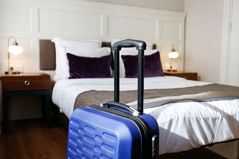 Koffer in einem Hotelzimmer