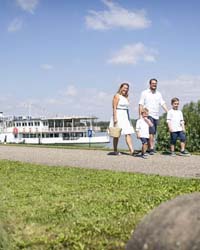 Familie spaziert an der Donaulände in Tulln 