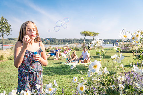 Mädchen bläst Seifenblasen an der Donaulände Tulln 