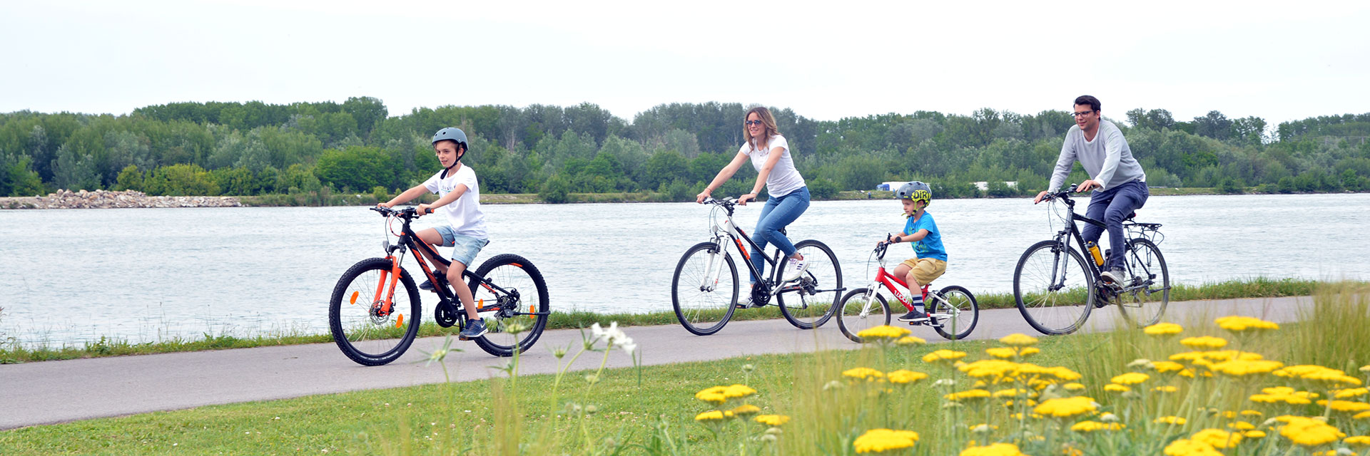 Familie fährt mit dem Rad an der Donaulände