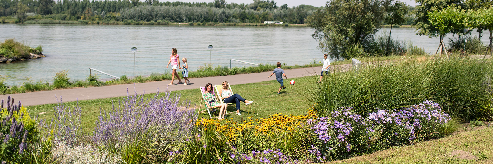 Menschen genießen die Donaulände Tulln 