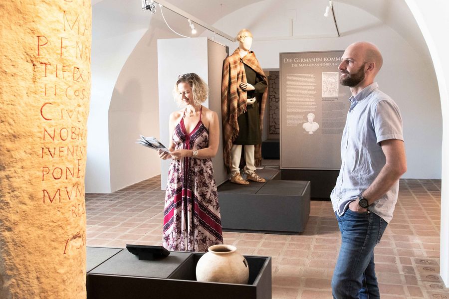 Blick auf Besucher im Römermuseum Tulln