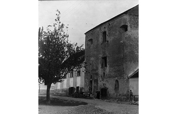 [Translate to English:] Vollständig erhaltener Römerturm, um 1918