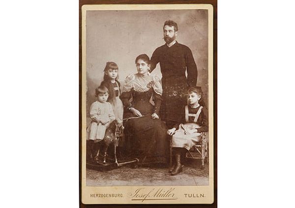 [Translate to English:] Familie Schiele, um 1893 (© Sammlung Gradisch (Foto: Christoph Fuchs) / Fotograf: Josef Müller)