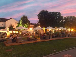 Blick auf den Italienischen Gastgarten bei Abenddämmerung an der Donaulände in Tulln