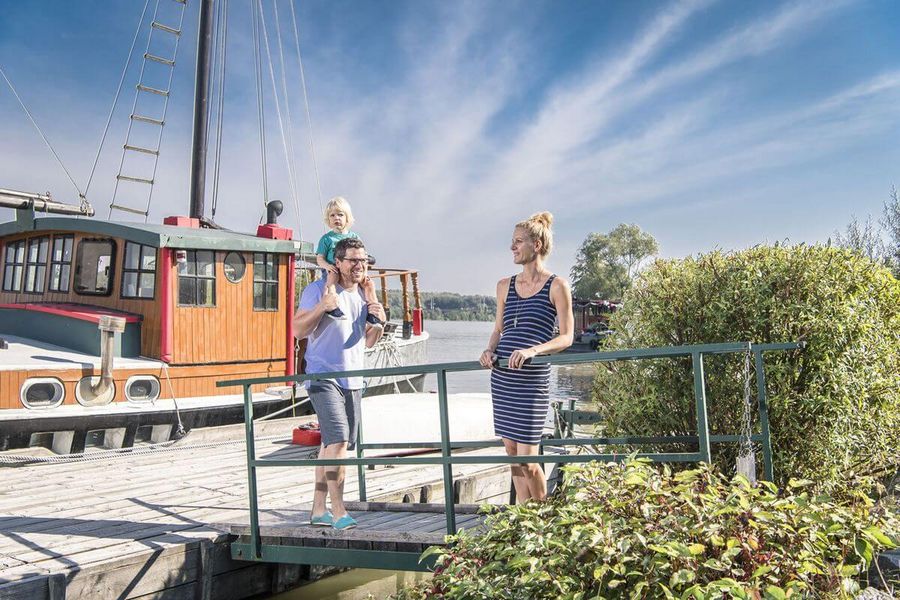 Familie besichtigt das Schiff "Regentag" des Künstlers Hundertwasser an der Donaulände Tulln