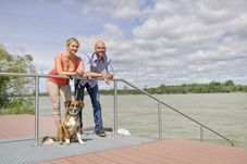 Pärchen mit Hund an der Donautreppe in Tulln