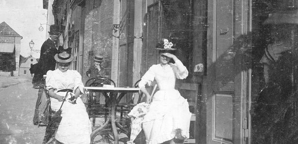 Hen party at a cafe – 1900